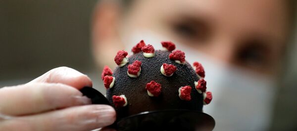 Пражские кондитеры предлагают посетителям пекарни пирожное в форме модели коронавируса - Sputnik Беларусь