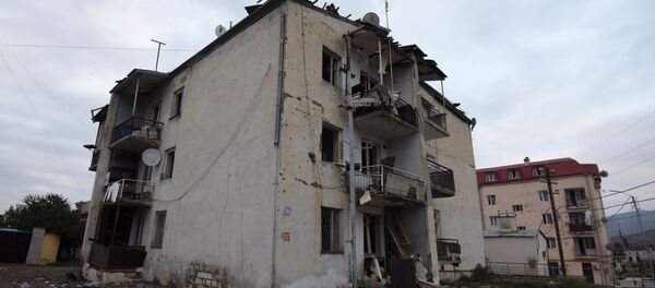 Дом в Степанакерте, разрушенный в результате обстрелов Дом в Степанакерте, разрушенный в результате обстрелов - Sputnik Беларусь