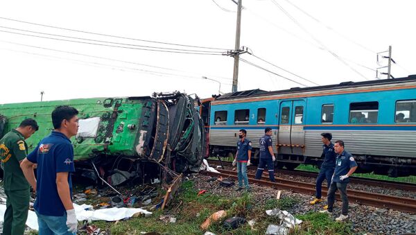 Столкновение поезда и автобуса в Таиланде - Sputnik Беларусь