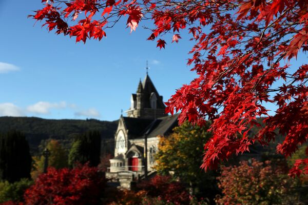 Церковь Питлохри в Шотландии на фоне осенней листвы - Sputnik Беларусь
