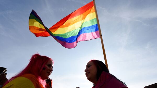 Женщины с флагом ЛГБТ - Sputnik Беларусь