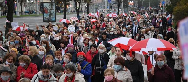 Калона пенсіянераў на праспекце Незалежнасці ў Мінску Калона пенсіянераў на праспекце Незалежнасці ў Мінску - Sputnik Беларусь