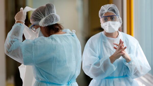Медицинские работники, работающие с больными коронавирусом во Франции - Sputnik Беларусь