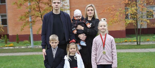 Ею движет любовь к отцу: история матери шестерых детей - Sputnik Беларусь