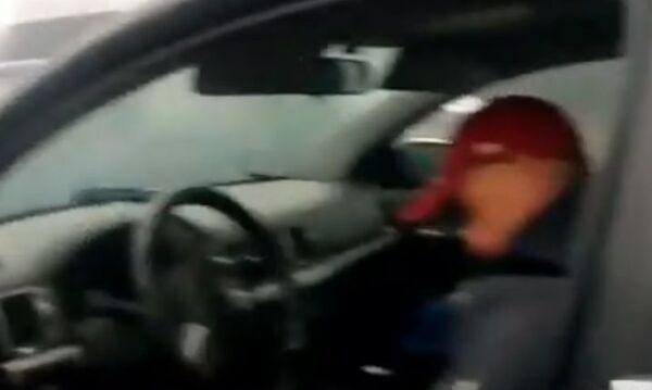 Пьяный водитель уснул в машине, пока стоял на светофоре  - Sputnik Беларусь