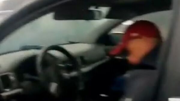 Пьяный водитель уснул в машине, пока стоял на светофоре  - Sputnik Беларусь