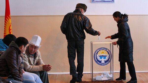 Голосование на одном из избирательных участков во время президентских выборов - Sputnik Беларусь