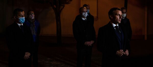 Президент Франции Эмануэль Макрон на месте убийства школьного учителя - Sputnik Беларусь