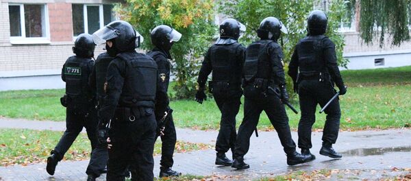 Сотрудники правоохранительных органов во время несанкционированной акции протеста - Sputnik Беларусь