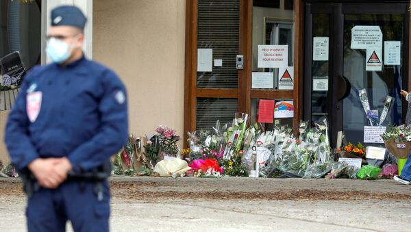Французы несут цветы к месту гибели учителя в пригороде Парижа - Sputnik Беларусь
