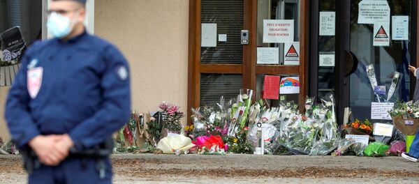 Французы несут цветы к месту гибели учителя в пригороде Парижа - Sputnik Беларусь