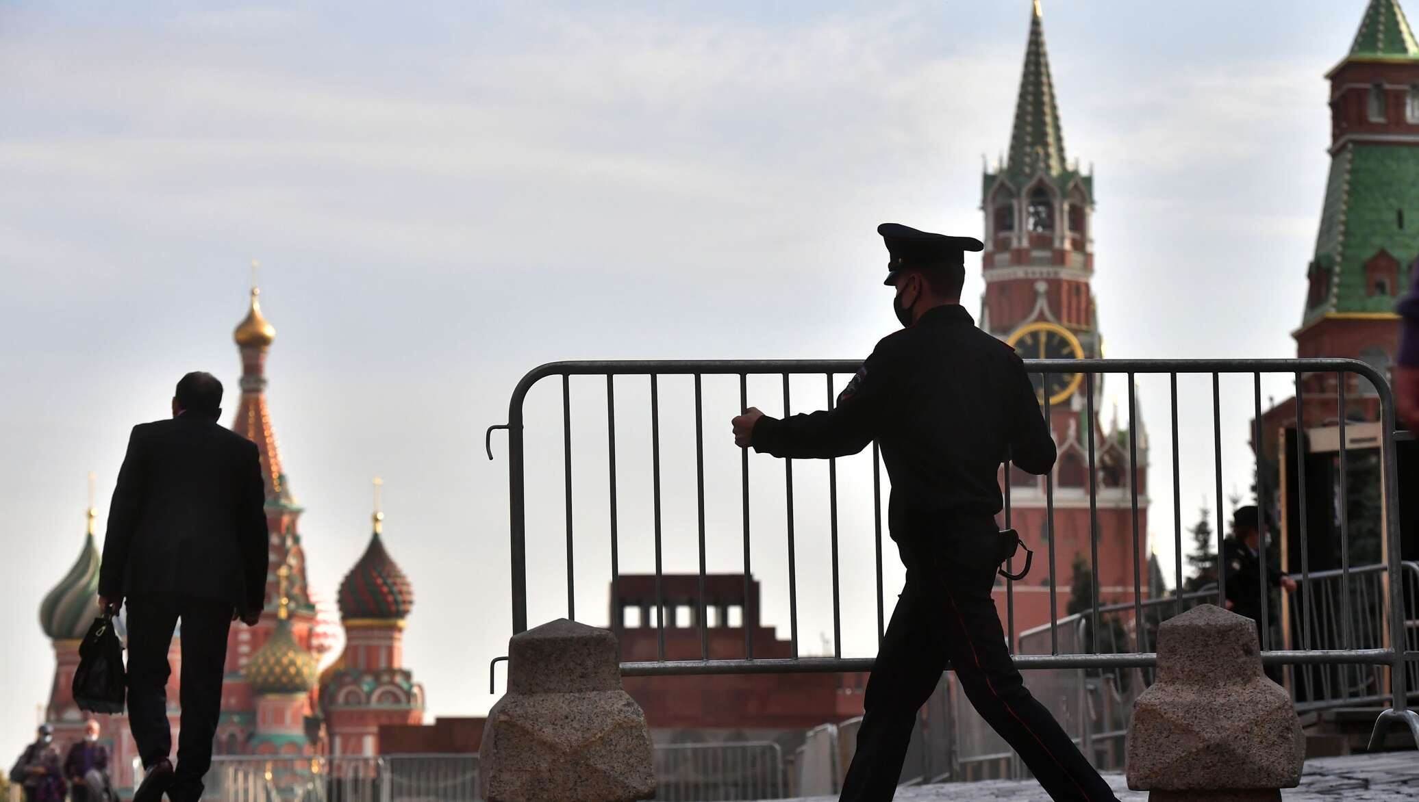 Московские власти. Собянин Локдаун в Москве. Москва в масках на красной площади. В маске на красной площади. Фото на красной площади в маске.