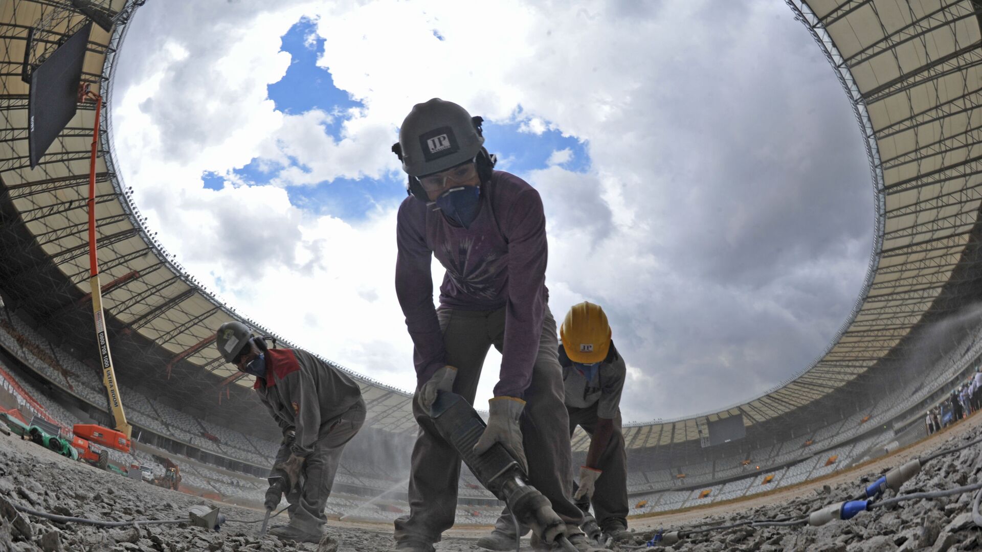 Рабочие на строительстве стадиона  - Sputnik Беларусь, 1920, 04.06.2022