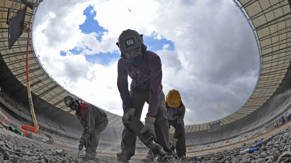 Рабочие на строительстве стадиона  - Sputnik Беларусь