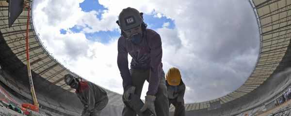 Рабочие на строительстве стадиона  - Sputnik Беларусь