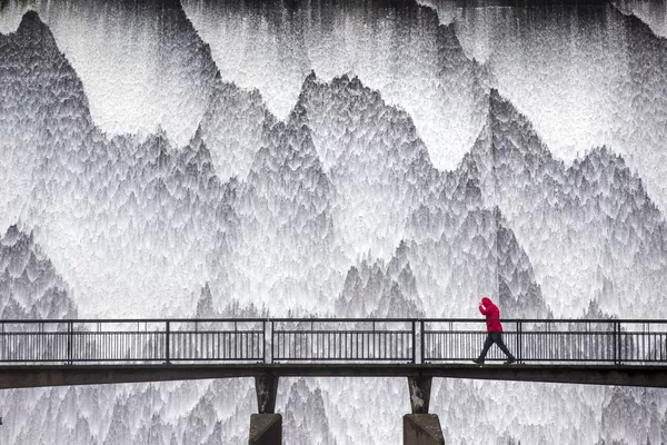 Снимок Dam Wet британского фотографа Andrew McCaren, ставший финалистом в конкурсе Weather Photographer of the Year 2020 Снимок Dam Wet британского фотографа Andrew McCaren, ставший финалистом в конкурсе Weather Photographer of the Year 2020 - Sputnik Беларусь