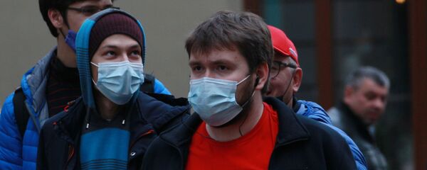 Прохожие в медицинских масках на улицах - Sputnik Беларусь