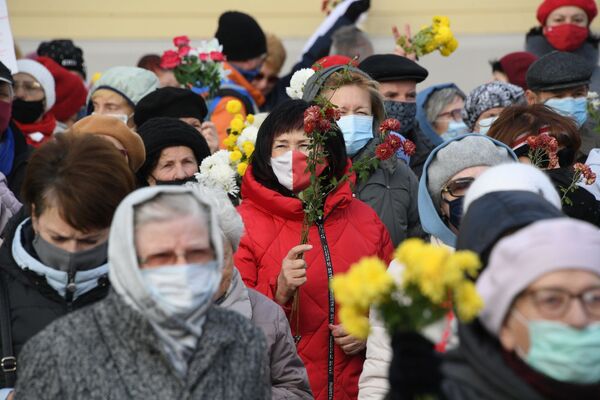 Марш пенсионеров под бело-красно-белыми флагами - Sputnik Беларусь