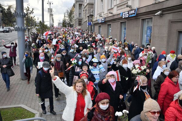 Марш пенсионеров под бело-красно-белыми флагами - Sputnik Беларусь