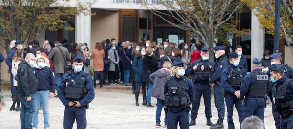 Перед колледжем Bois d'Aulne после теракта в пригороде Парижа Конфлан Сент-Онорин - Sputnik Беларусь