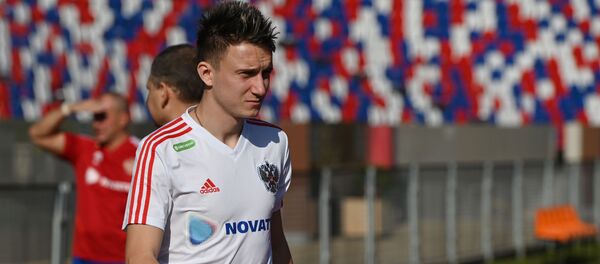 Игрок сборной России Александр Головин Игрок сборной России Александр Головин - Sputnik Беларусь