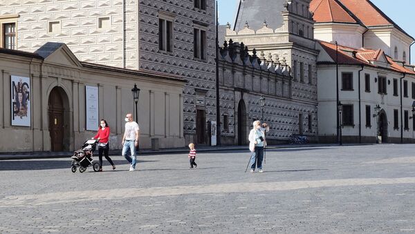 Люди на Градчанской площади в Праге - Sputnik Беларусь