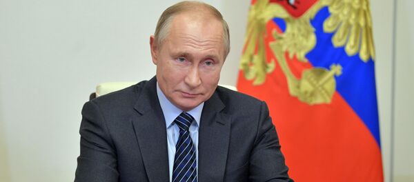 Президент РФ Владимир Путин поздравляет режиссера Никиту Михалкова - Sputnik Беларусь