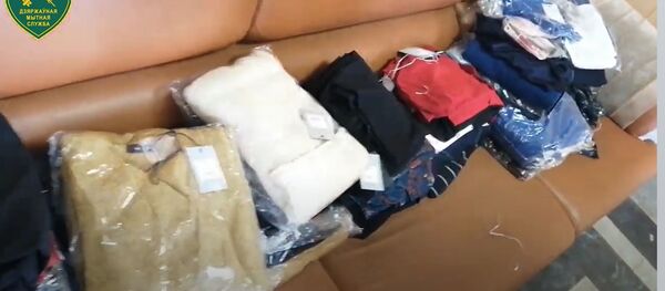 Водитель автобуса пытался ввезти в Беларусь контрабандную одежду – видео - Sputnik Беларусь