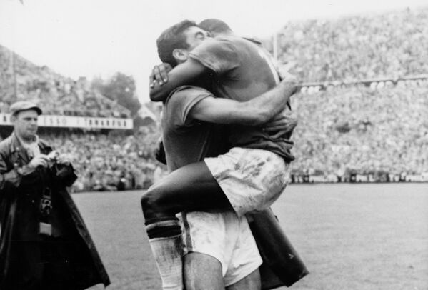 Сантос (слева) и Пеле обнимаются после того, как Бразилия выиграла финал чемпионата мира в Стокгольме, 29 июня 1958 года. Бразилия победила Швецию в финале 5: 2 и завоевала трофей Жюля Риме. - Sputnik Беларусь