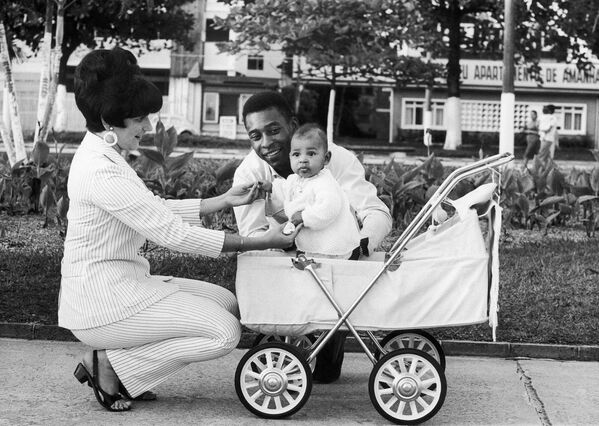 Счастливый Пеле с дочерью Келли Кристиной и женой Роземери дос Рейс Шолби в 1967 году.  У супругов родился также сын Эдсона и дочь Женнифер прежде чем они развелись в 1982-м. - Sputnik Беларусь