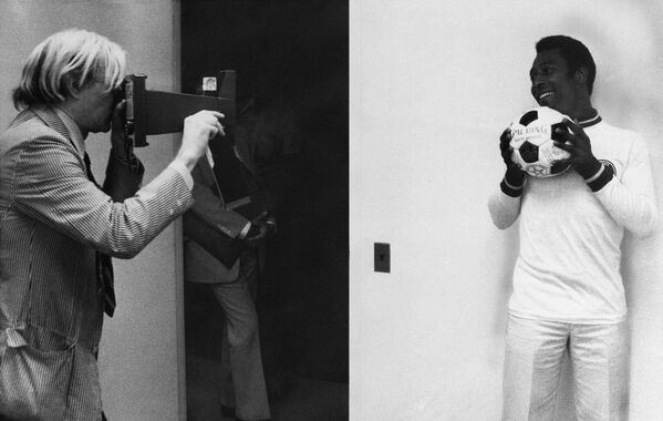 Энди Уорхол делает фотографию суперзвезды футбола Пеле 27 июля 1977 года, Нью-Йорк.  - Sputnik Беларусь