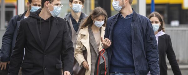 Люди в защитных масках на улицах Варшавы - Sputnik Беларусь