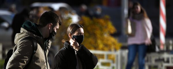 Прохожие в масках на улице Прохожие в масках на улице - Sputnik Беларусь
