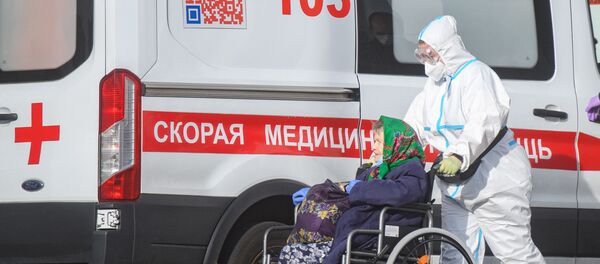Бригада скорой медицинской помощи доставила пациентку в карантинный центр  - Sputnik Беларусь