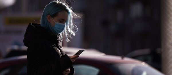 Девушка в маске на улице во время пандемии коронавируса - Sputnik Беларусь