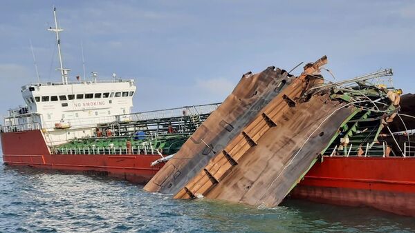 Поврежденный при взрыве в Азовском море танкер Генерал Ази Асланов - Sputnik Беларусь