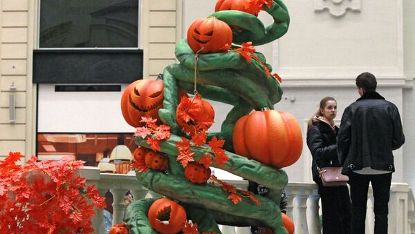 Молодые люди на празднике Хэллоуин - Sputnik Беларусь