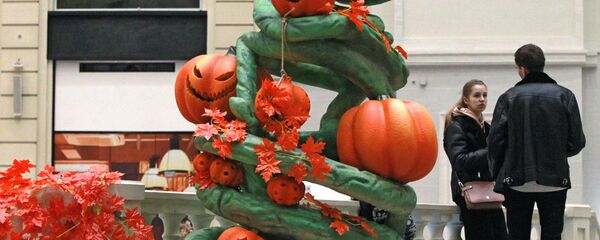 Молодые люди на празднике Хэллоуин - Sputnik Беларусь