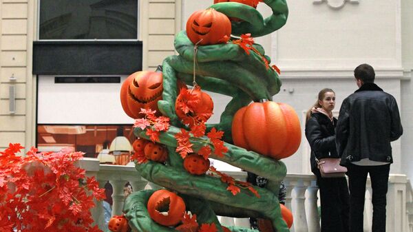 Молодые люди на празднике Хэллоуин - Sputnik Беларусь