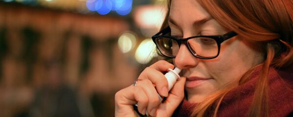 Женщина брызгает в нос лекарство - Sputnik Беларусь