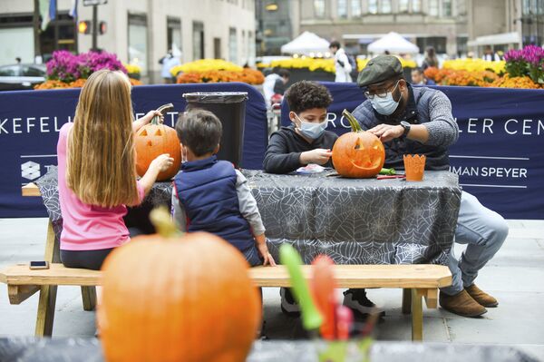Готовясь к Хэллоуину, жители Нью-Йорка вырезают тыквы в Рокфеллер-центре - Sputnik Беларусь