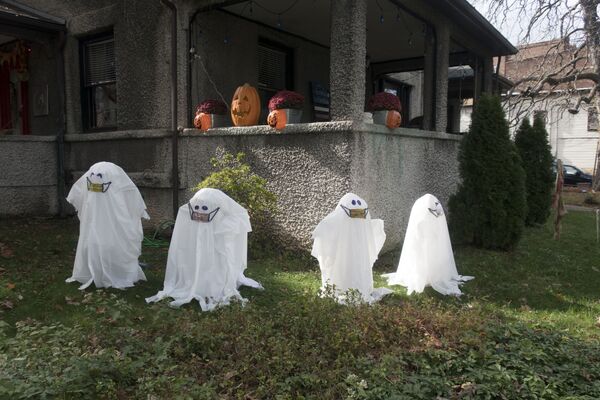 Четыре призрака в масках являются частью инсталляции к Хэллоуину у дома в Нью-Джерси - Sputnik Беларусь