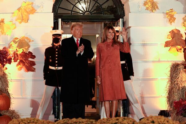 Хэллоуин в Белом доме: мини-двойники Дональда и Мелании Трамп взорвали сеть - Sputnik Беларусь