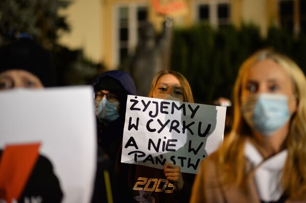 Участники акции протеста против ужесточения законодательства об абортах в Варшаве - Sputnik Беларусь