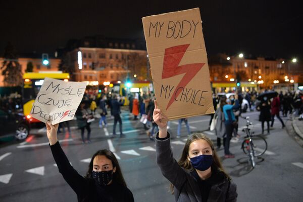 Участники акции протеста против ужесточения законодательства об абортах в Польше - Sputnik Беларусь