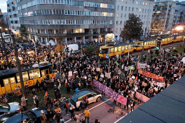 Демонстранты блокируют улицу во время акции протеста против постановления Конституционного суда Польши - Sputnik Беларусь