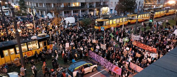 Демонстранты блокируют улицу во время акции протеста против постановления Конституционного суда Польши - Sputnik Беларусь