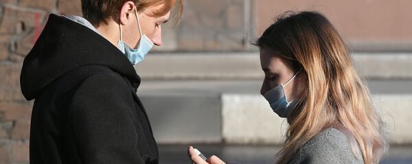 Маладыя людзі ў ахоўных масках на вуліцы Маладыя людзі ў ахоўных масках на вуліцы - Sputnik Беларусь