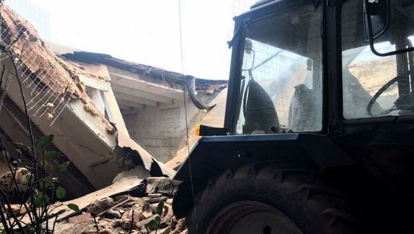В Минском районе после наезда трактора на опору здания обрушилась крыша, погибла женщина - Sputnik Беларусь