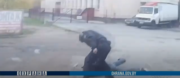 В Минске семье с ребенком угрожали пистолетом - видео - Sputnik Беларусь